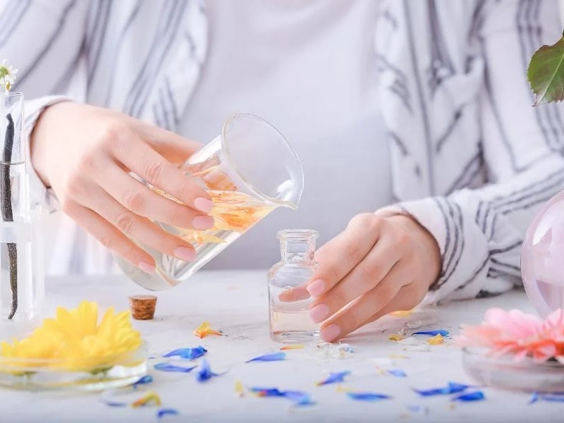 Tinh dầu nước hoa là dầu thơm cô đặc chiết xuất từ nguyên liệu tự nhiên
