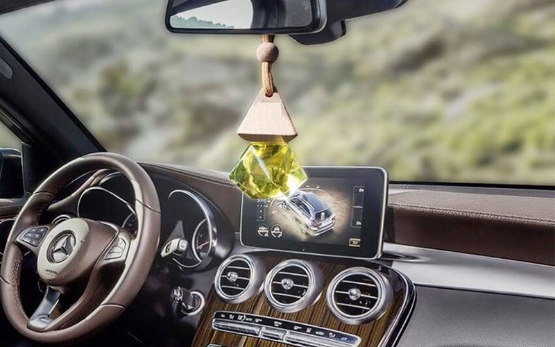Tinh dầu treo trong xe ô tô giúp khử mùi và tạo mùi hương hiệu quả