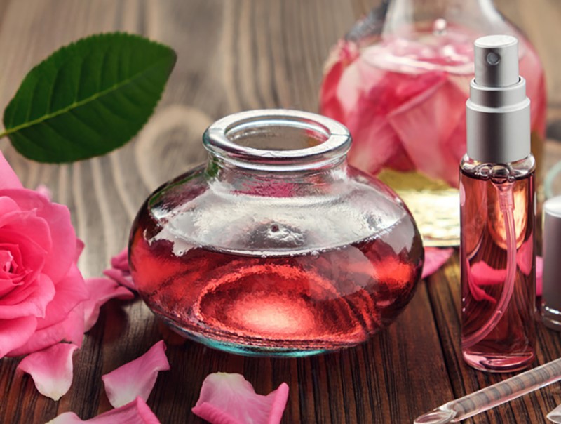 Tinh dầu hoa hồng là một trong những loại tinh dầu nước hoa phổ biến nhất